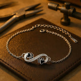 Náramek s nekonečným symbolem a přívěskem tlapky se zirkony